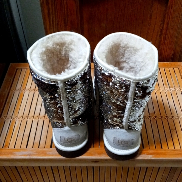 💛👢UGG Authentic Gold & Silver Sequined Boots With Cozy Fur Inside Size 8 - Picture 3 of 6